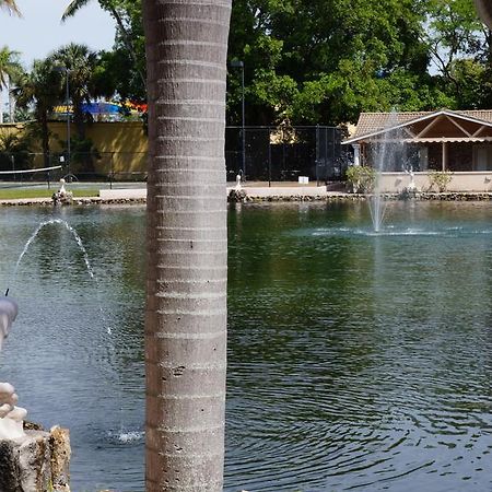 Rock Lake Not Open Due To Hurricane Damages Hotel Fort Myers Exterior foto