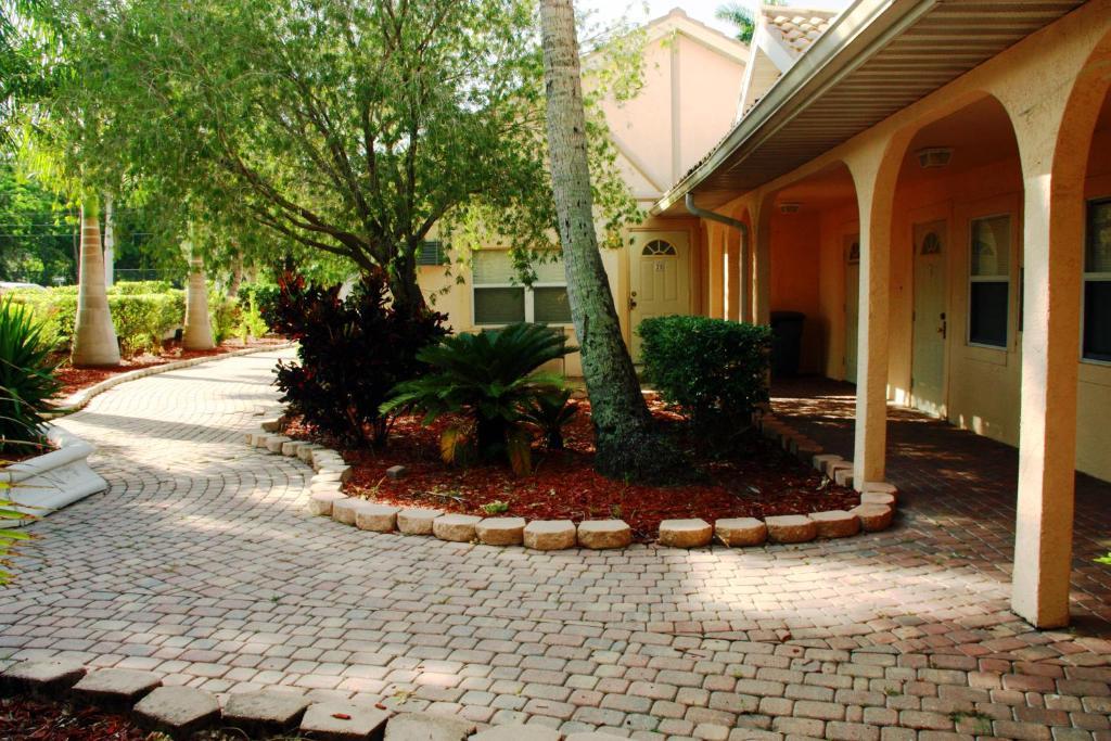 Rock Lake Not Open Due To Hurricane Damages Hotel Fort Myers Exterior foto