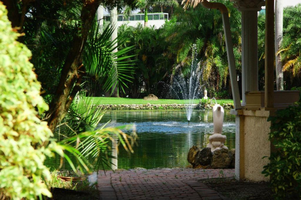 Rock Lake Not Open Due To Hurricane Damages Hotel Fort Myers Exterior foto