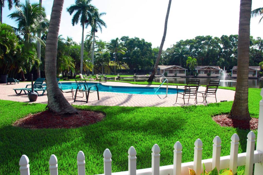 Rock Lake Not Open Due To Hurricane Damages Hotel Fort Myers Exterior foto