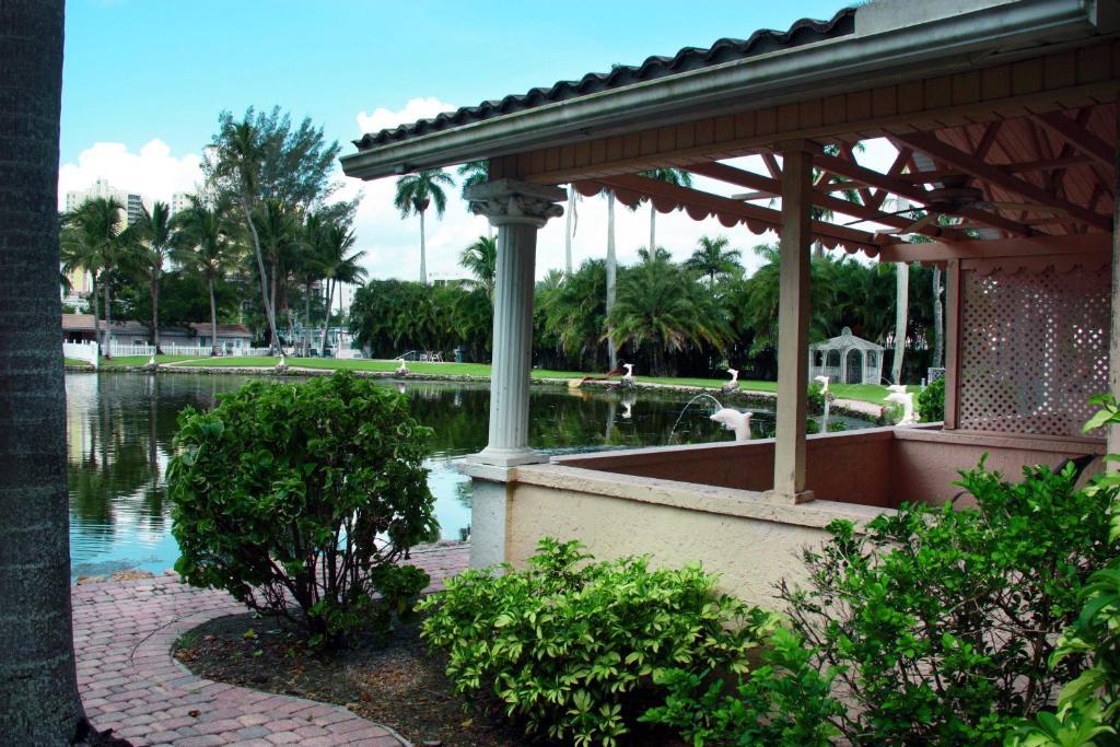 Rock Lake Not Open Due To Hurricane Damages Hotel Fort Myers Exterior foto