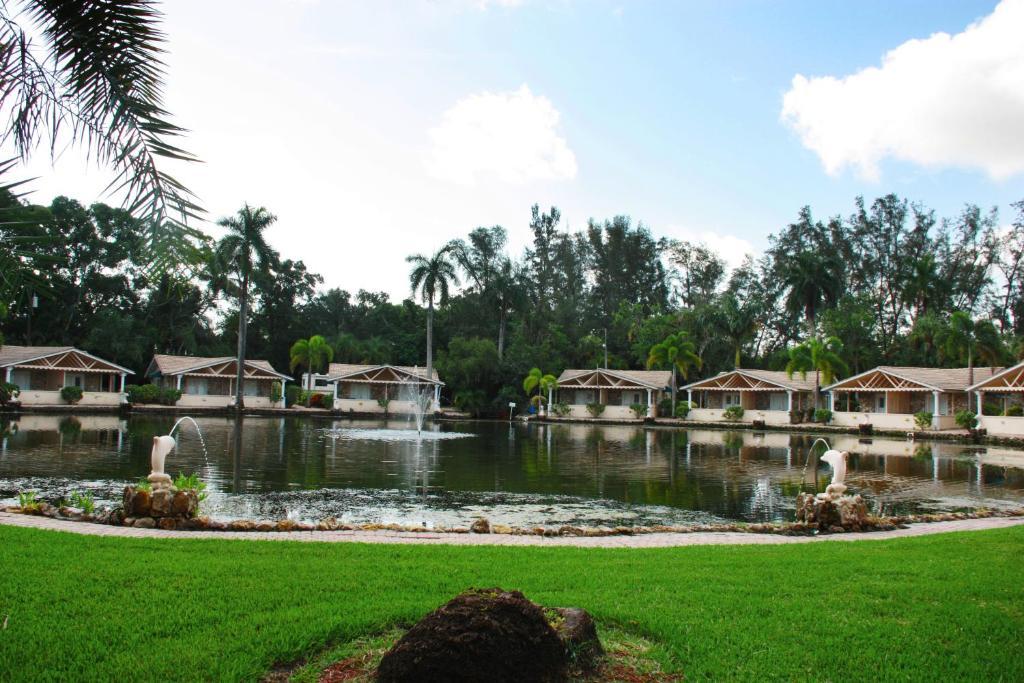 Rock Lake Not Open Due To Hurricane Damages Hotel Fort Myers Exterior foto