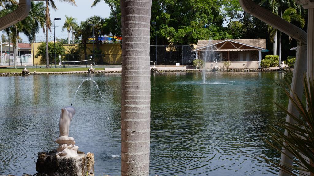 Rock Lake Not Open Due To Hurricane Damages Hotel Fort Myers Exterior foto
